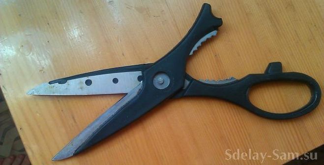 Каким клеем точно можно устранить трещины между верхом и подошвой ботинок?