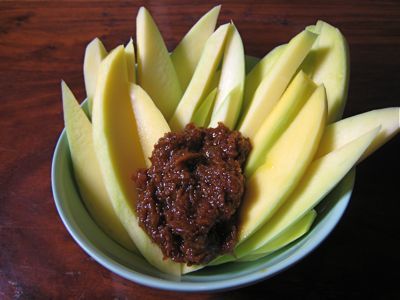 Зелёный манго с пастой чили