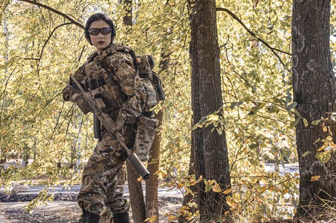 Виолетта Неклюдова в камуфляже и с автоматом