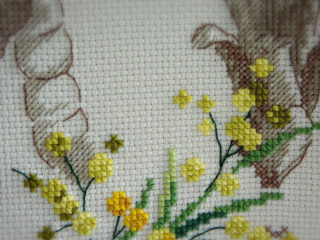 Мимозу, веточку мимозы как вышить крестиком на 8 марта? Схемы где найти?