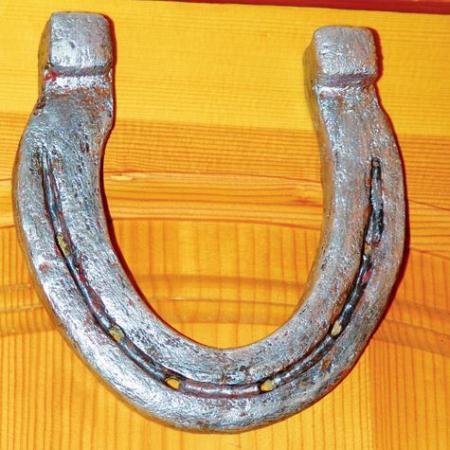 Как правильно вешать подкову в доме: вверх или вниз концами, чем крепить и куда