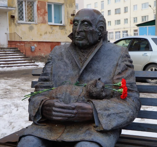 Что держит в руках певец на памятнике «Певец и композитор Вадим Козин»?
