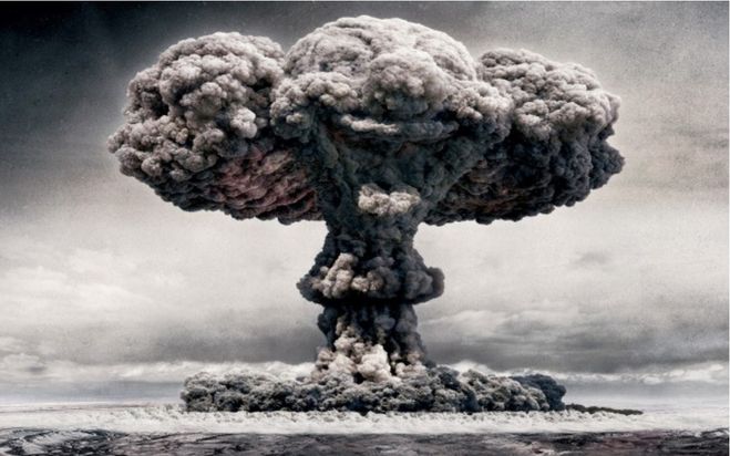 Неуемное желание <strong>некоторых наиболее алчных особей</strong> из отряда гомо сапиенсов подняться на новую ступень в создании <strong>совершенного оружия для массового уничтожения себе подобных</strong>, привело к появлению на Земле атомного оружия, физическая основа которого - спонтанное деление ядер урана.