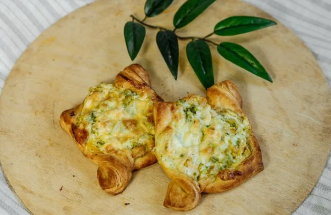 Слоеное тесто с курицей и брокколи. Слойка с сыром и брокколи. слойка с курицей. слойки с курицей. слойки с курицей и грибами.