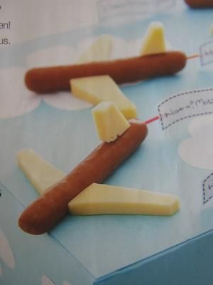 съедобный самолет из продуктов из сосиски