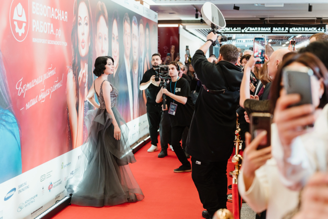 Виолетта Неклюдова на красной дорожке кинотеатр Октябрь